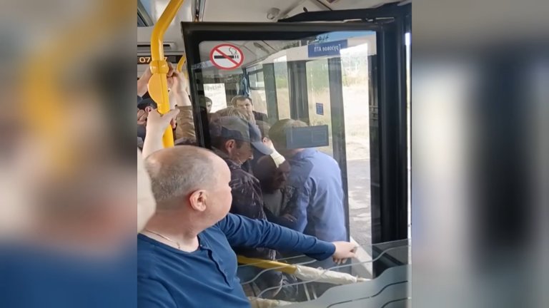 Сломанная дверь, или Из-за нехватки водителей автобусы по одному из маршрутов в Братске ездят переполненными